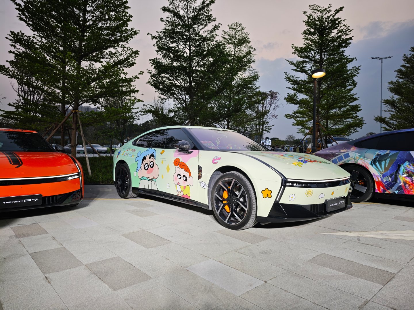 有一说一，新款P7的可玩性真高，个性化方案都挺有特点，从彩色车阵到痛车改装，细节