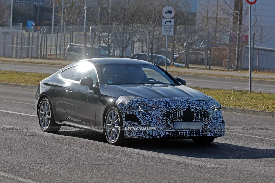 车市热门 奔驰CLE虽刚推出不久，但已进入中期改款测试阶段。最新谍照显示，新款整