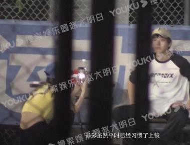 近日，有八卦媒体拍到了彭昱畅和其女友 ，两人出现在球场和多名盘友一起玩飞盘。期间