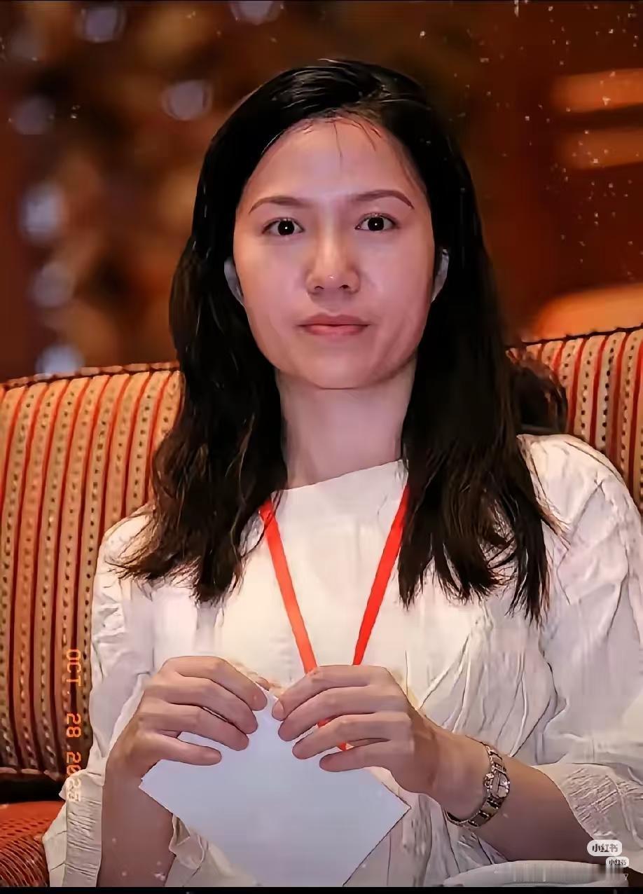 都以为她在等一张终极大奖的彩票，结果人家扭头在深圳给自己买了套小房子。
房产证上