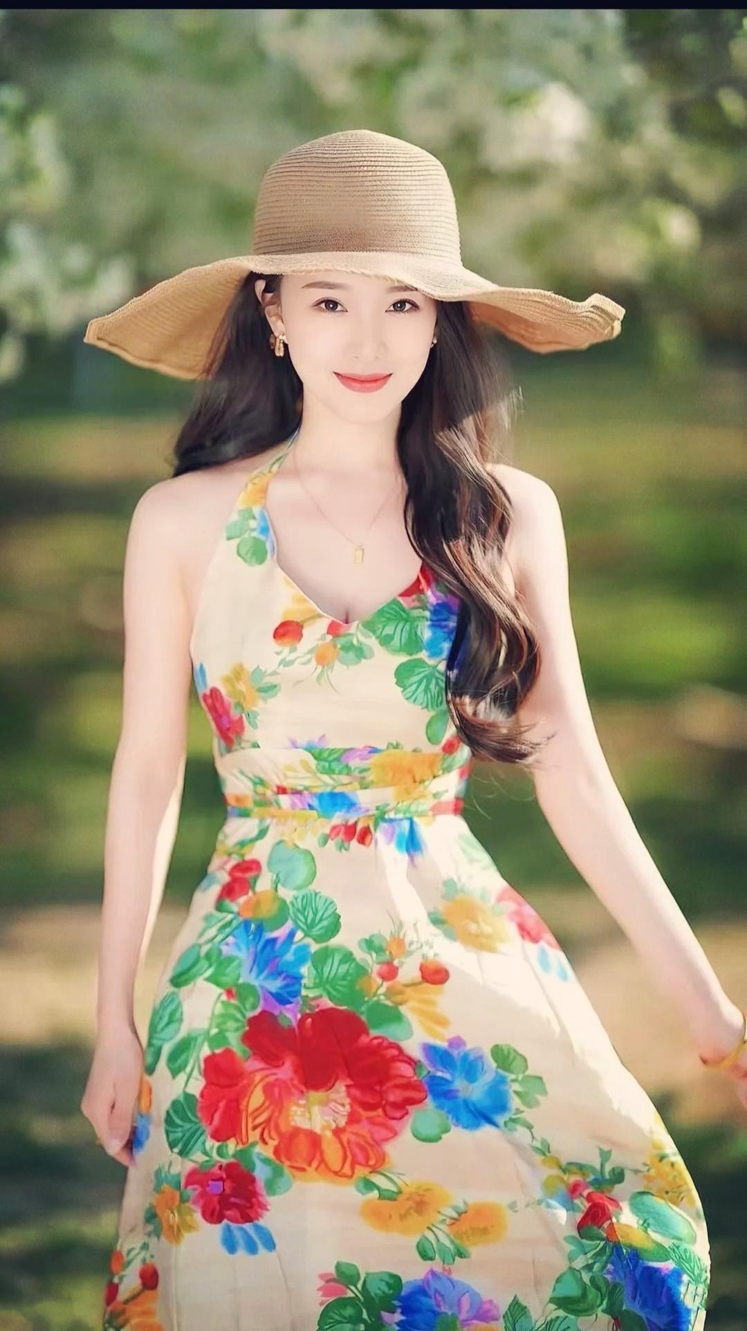 夏日清新穿搭，花裙配草帽，甜美笑容，阳光正好！🌞🌸👗👒女生怎么穿搭会看上