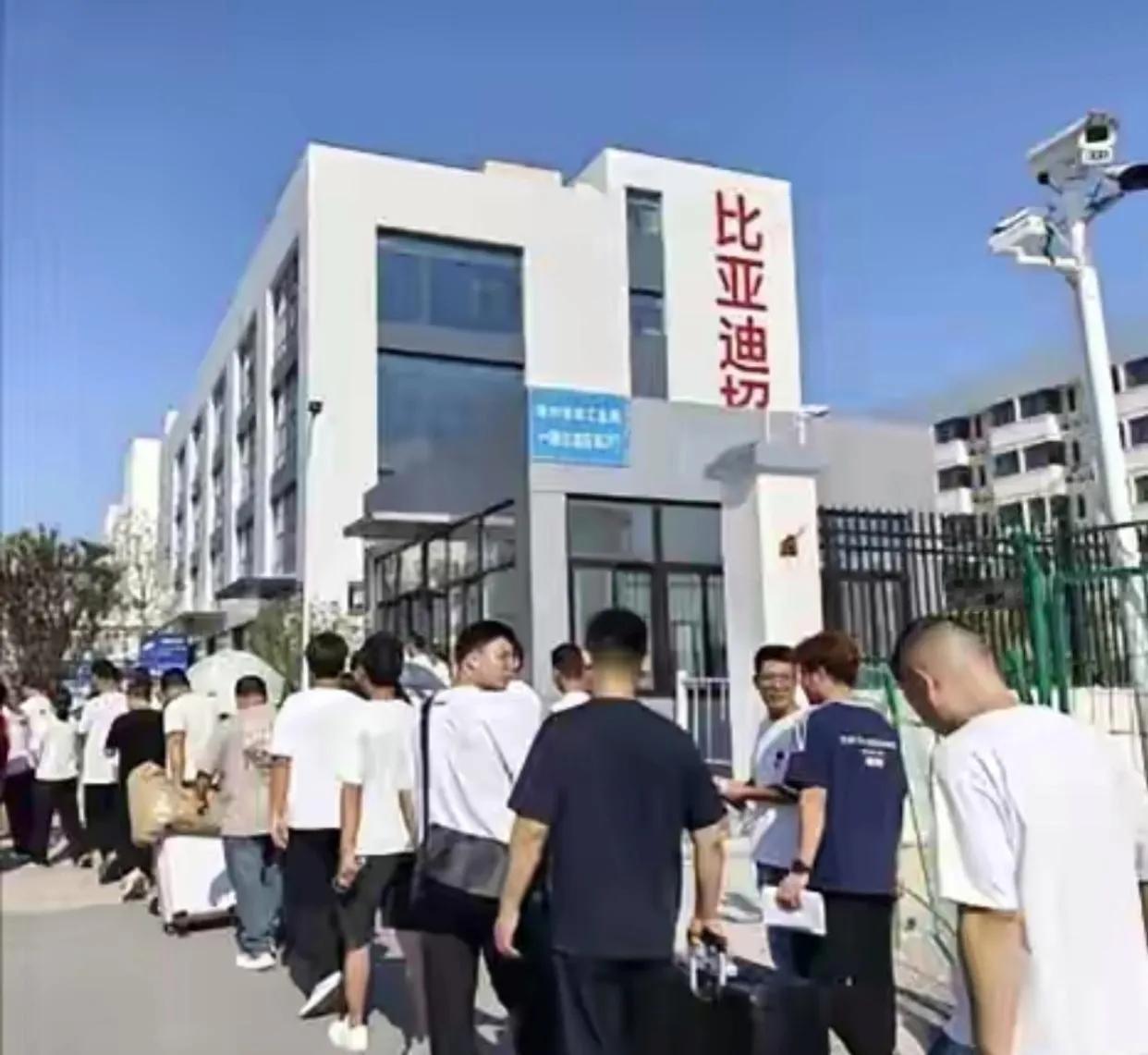 “郑州比亚迪与富士康的抢人大战”背后，揭露了当前就业市场的三点深层真相。

技术