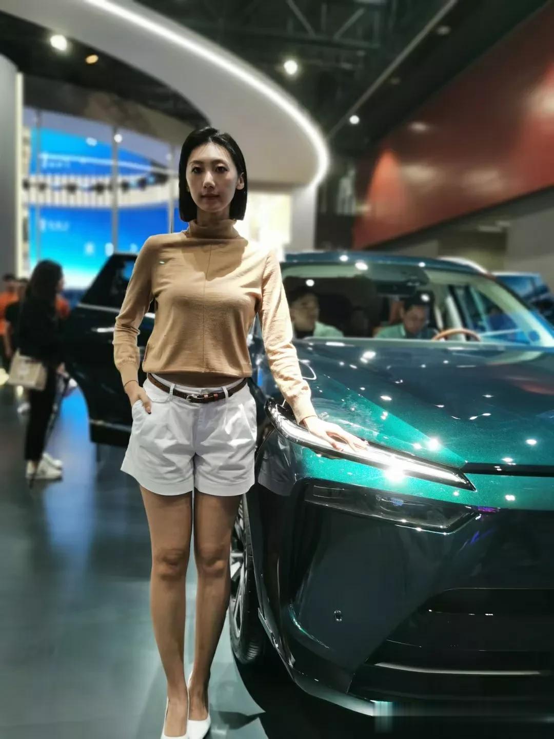 猜车时间到了，猜猜看这些女孩都是在给哪个品牌的什么车站台？你能够才出来几款呢？
