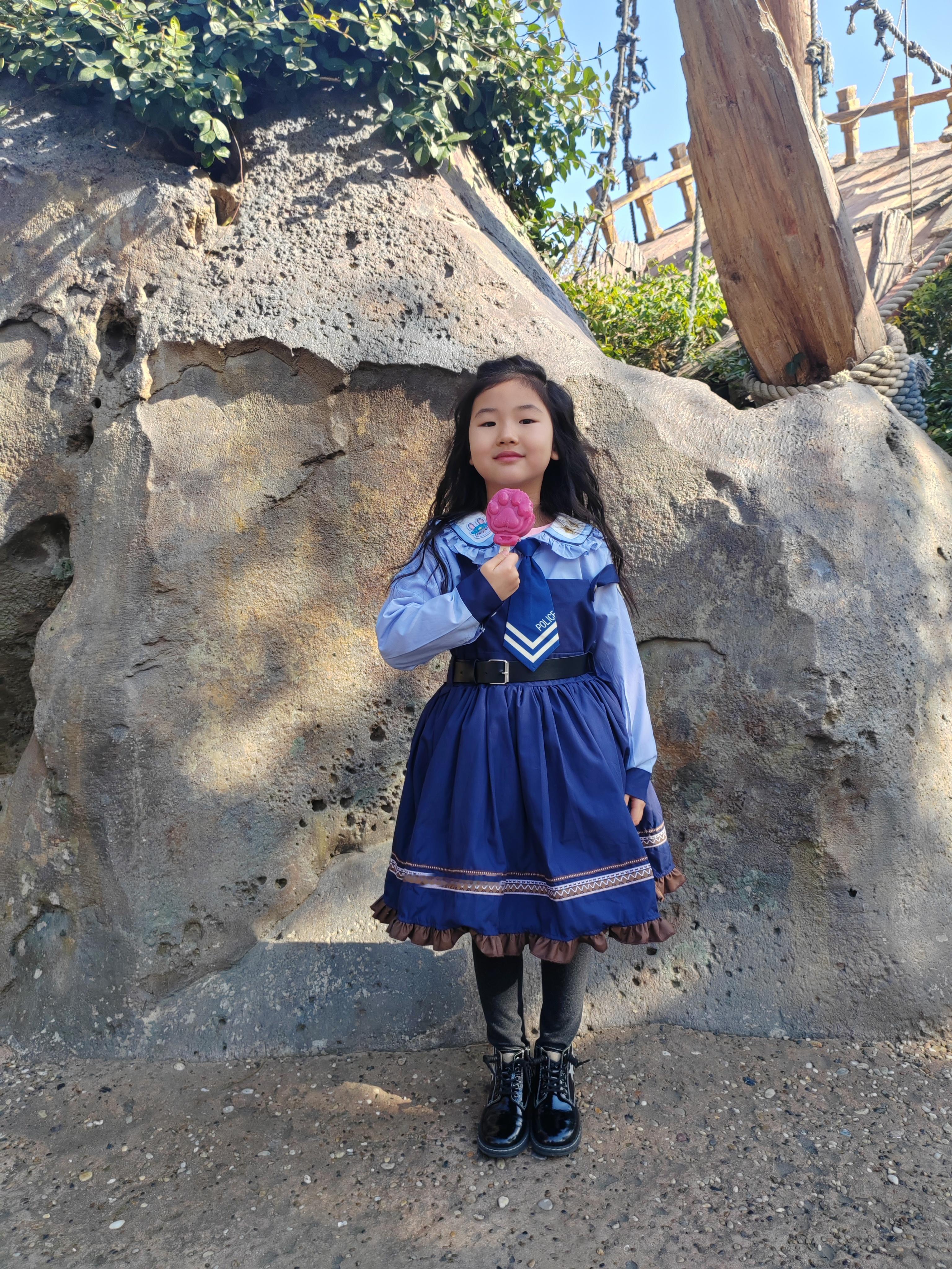 妹妹看完《疯狂动物城2》就念叨要来迪士尼…正好赶上她生日，请假带她来了。一进园就