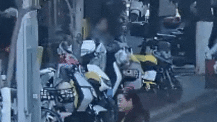 宁波海曙街头跪地救人的小伙真帅 近日，宁波海曙，鼓楼旁一男子突然倒地且无正常呼吸