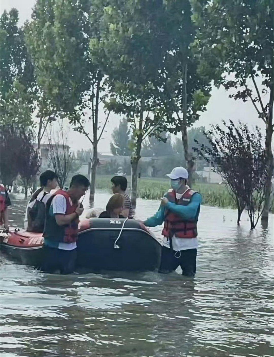 王一博个人捐款200万不仅捐赠还到现场参与救灾，王一博一直以来做的比说的多 