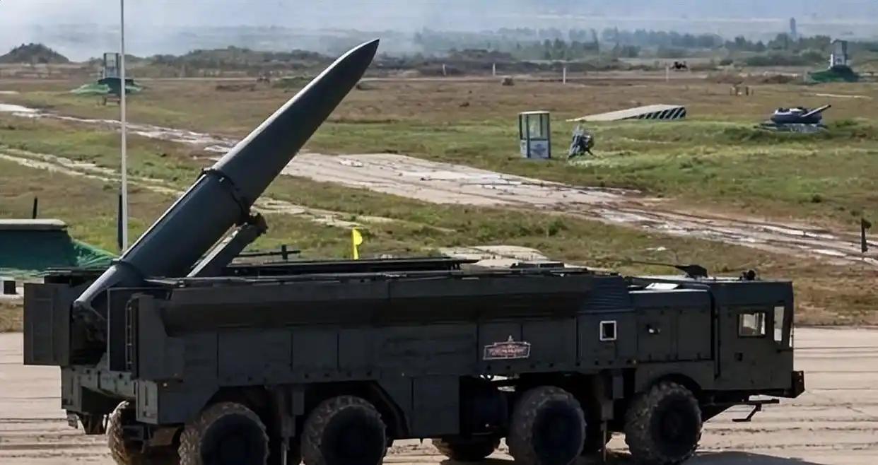 突发大新闻，俄乌冲突又炸出新高潮，今天乌克兰外长直接放话，声称俄罗斯敢用“榛树”