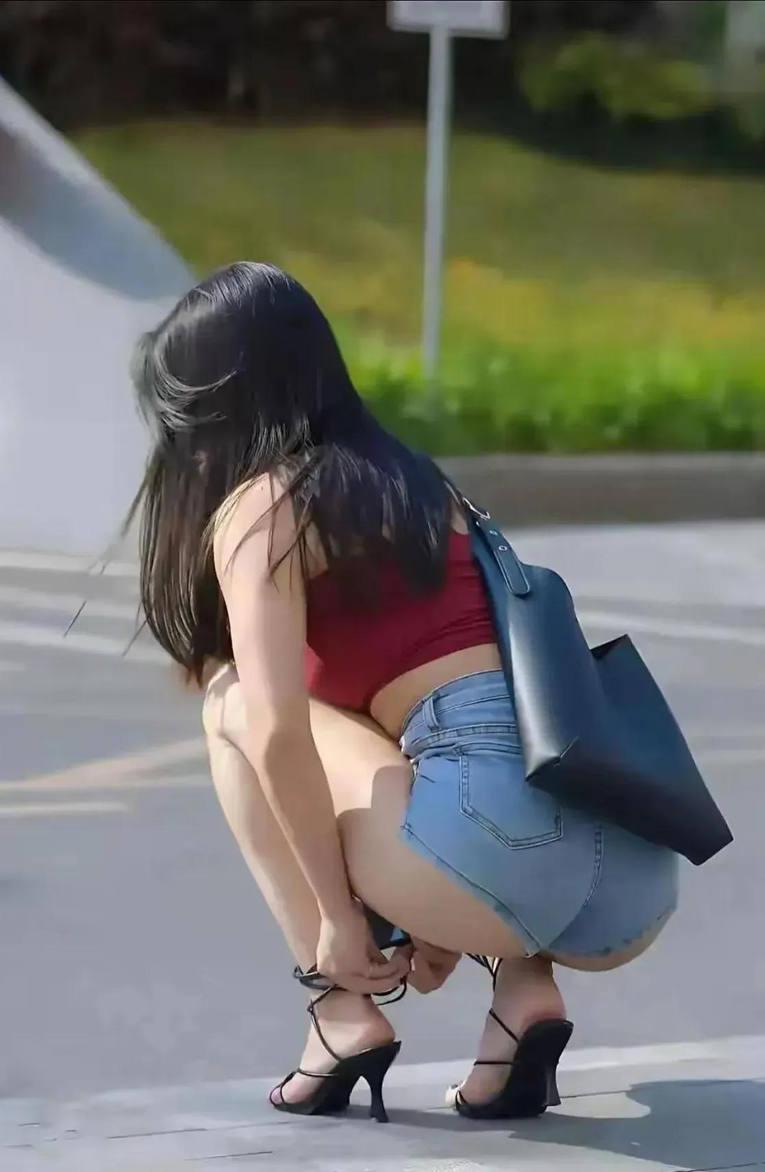 出门别穿高跟鞋，麻烦高跟鞋 麻烦 高跟鞋女 细高跟鞋穿搭 高跟鞋穿搭 不舒适的鞋