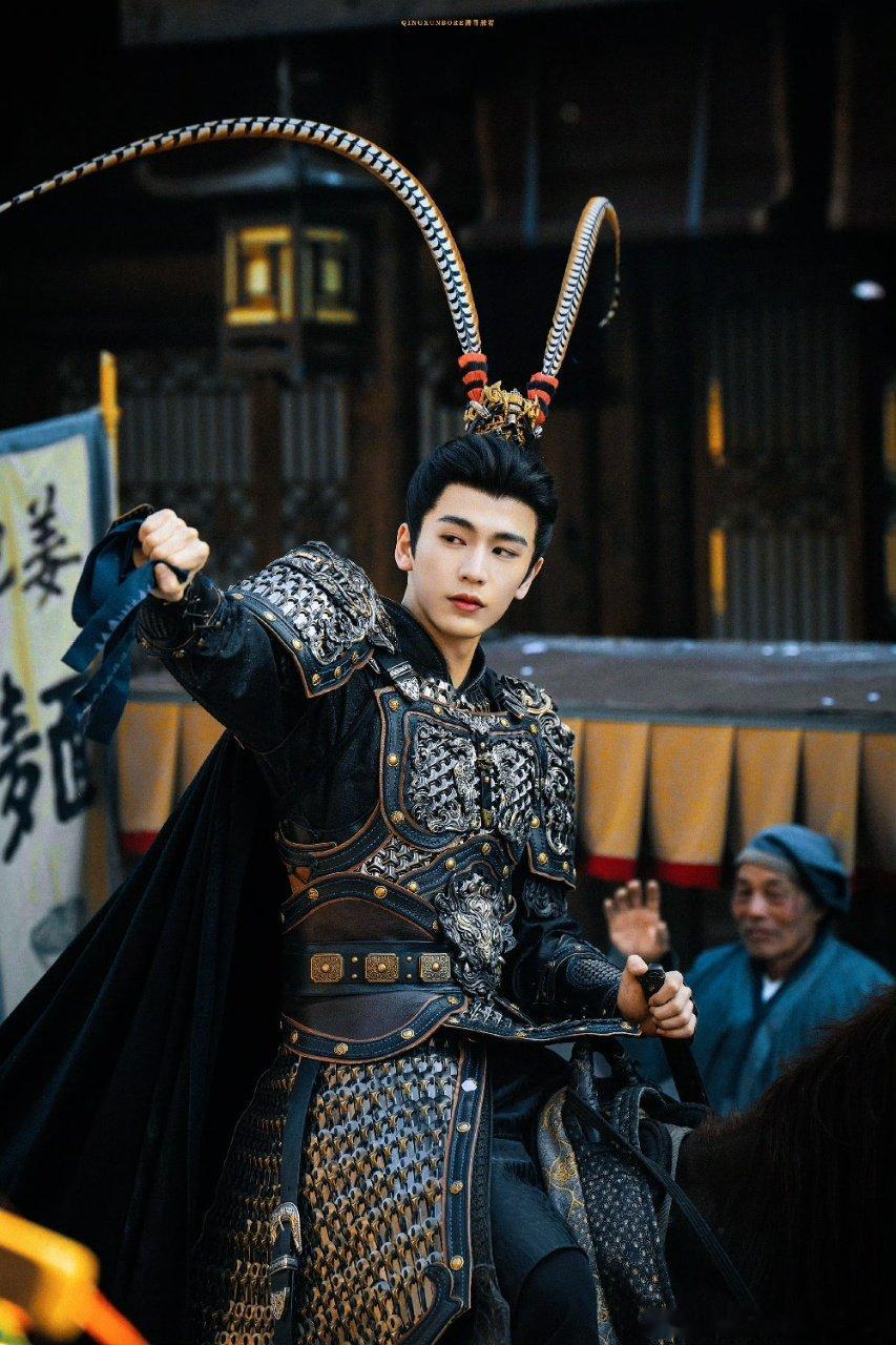 张凌赫也抠手张凌赫也抠大拇指缝，瞬间觉得帅哥离我好近，同款行为 get。 