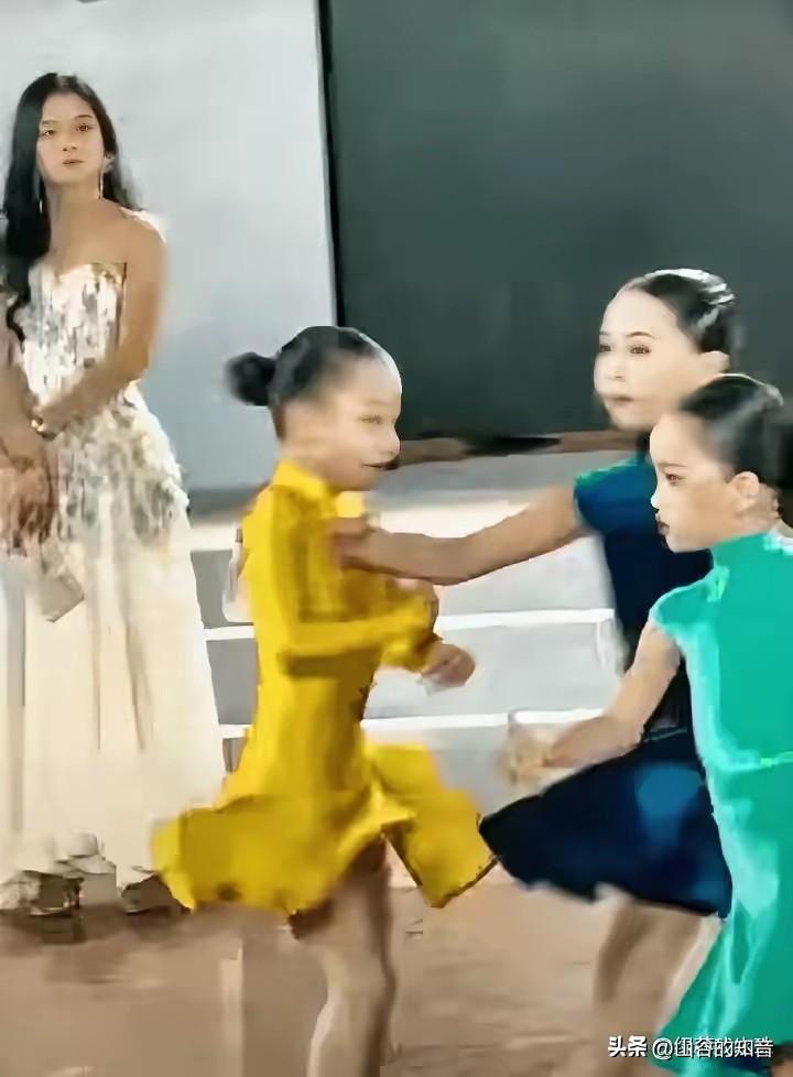 小小年纪就心术不正。深圳拉丁舞大赛中，黄裙子女孩正在投入舞蹈，蓝裙子女孩却从旁边