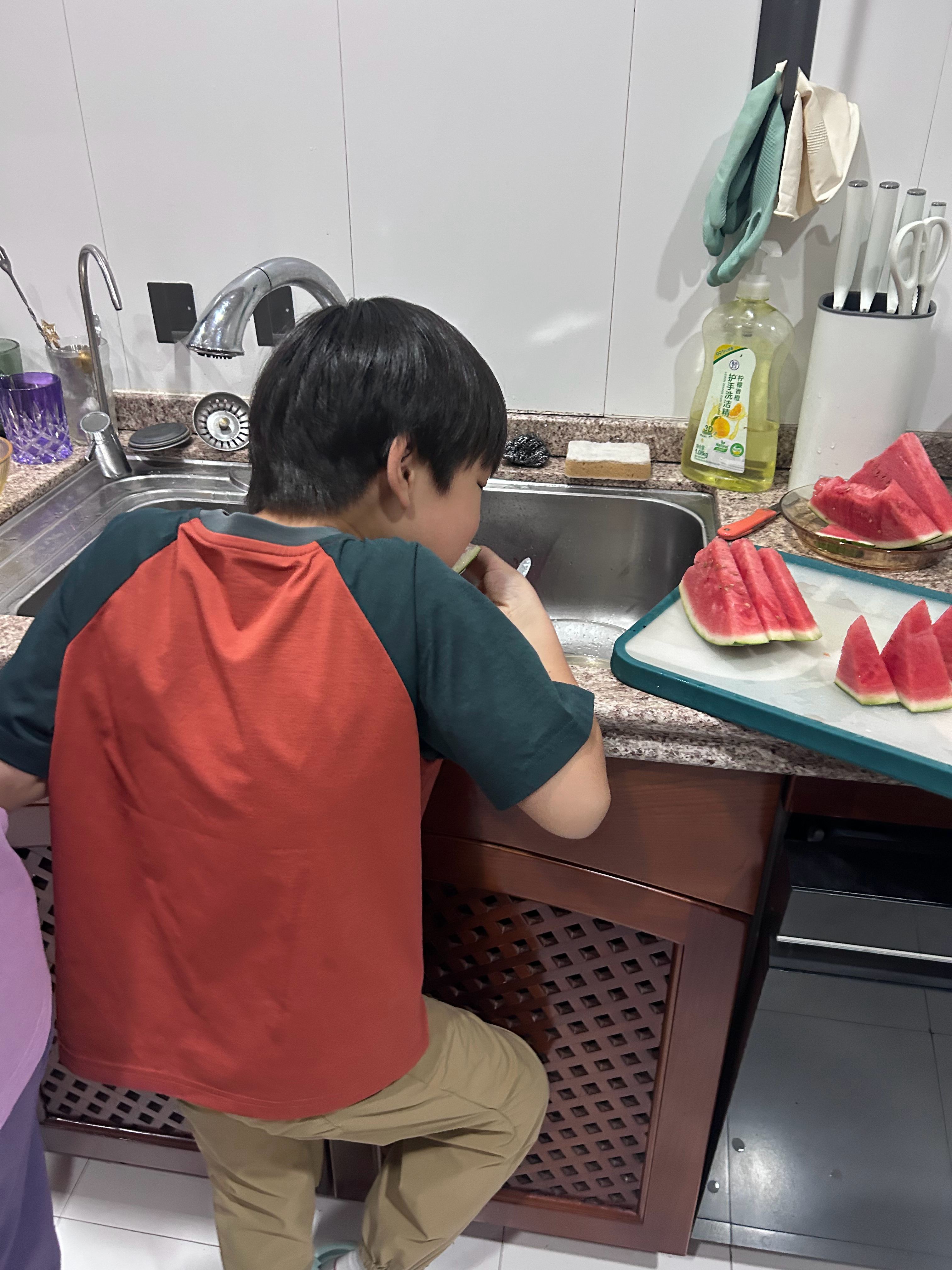 讲卫生的猴子吃西瓜 