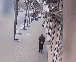 必须给大爷“上天再借五百年”的鸿寿！就那么巧，孩子掉下来的那一刻，大爷走到这里，