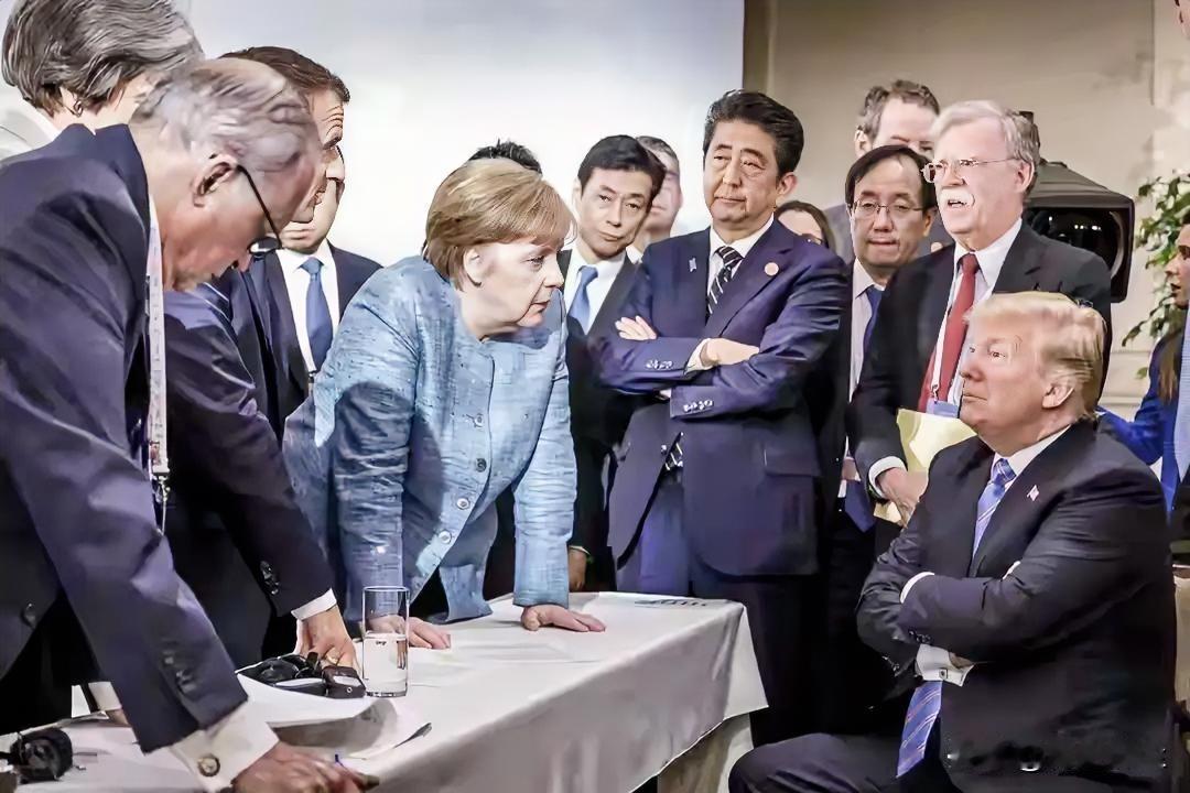 在隐退多年后，德国前总理、曾经的“欧洲铁娘子”安格拉·默克尔，终于打破沉默，站了