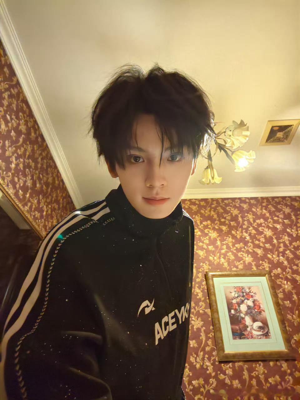 左航 脱发这才是左航的真实发量，强光下谁不显得头发少啊。 