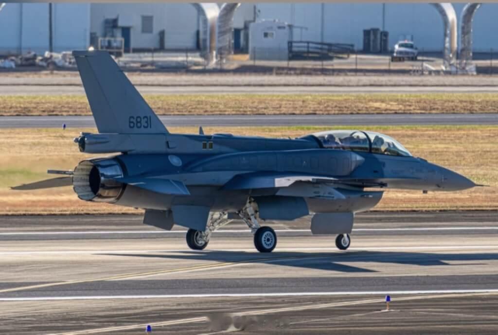 在南卡洛马工厂进行地面滑行的对岸第一架 F-16C/D Block 70，即将于