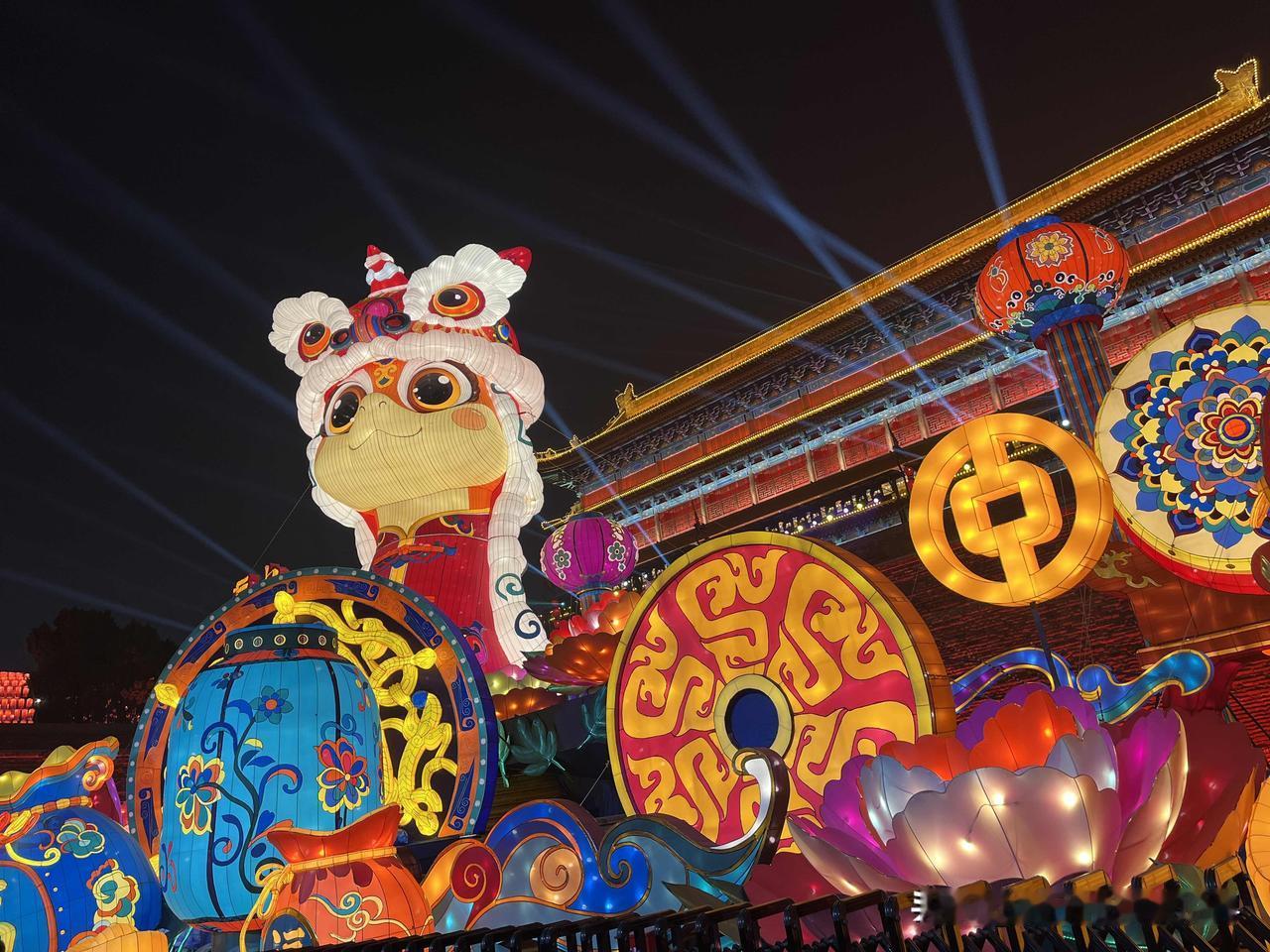 夜色里的古城墙下，蛇年花灯组简直美到挪不开眼！

头戴醒狮头冠的萌蛇花灯憨态可掬