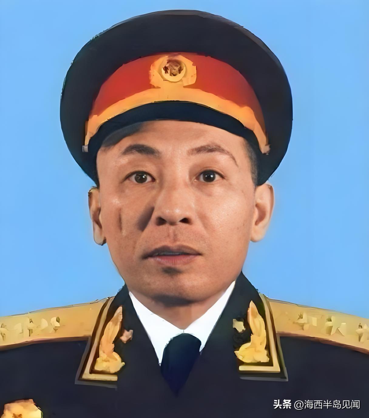 1955年，41岁被授予上将军衔。20岁任闽东独立师政委，32岁任山东野战军第一