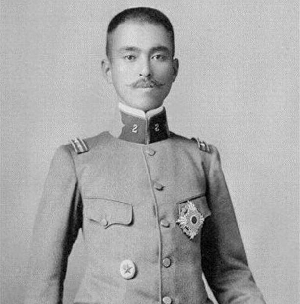 1937年攻进南京城的时候，松井石根得了肺病，交出了指挥权，接任的是朝香宫鸠彦王