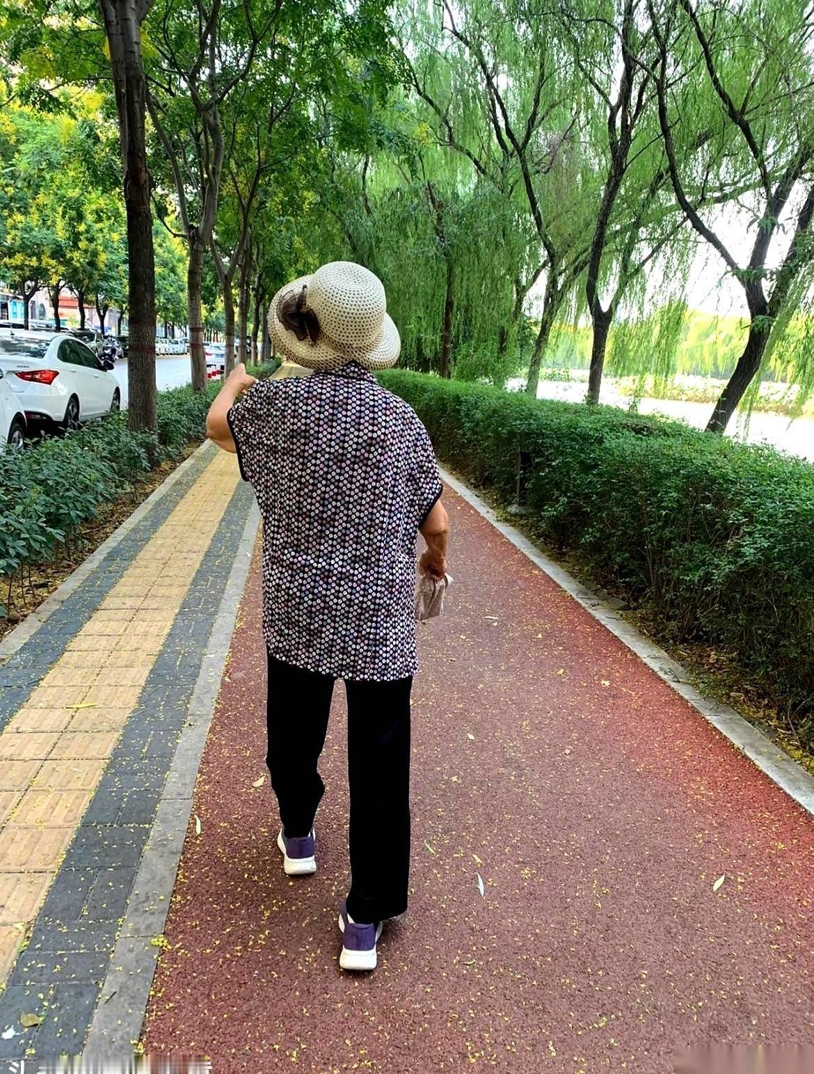 楼下张阿姨，活得那叫一个通透。
老伴儿前脚走，俩亲儿子后脚就来了，那算盘珠子都快