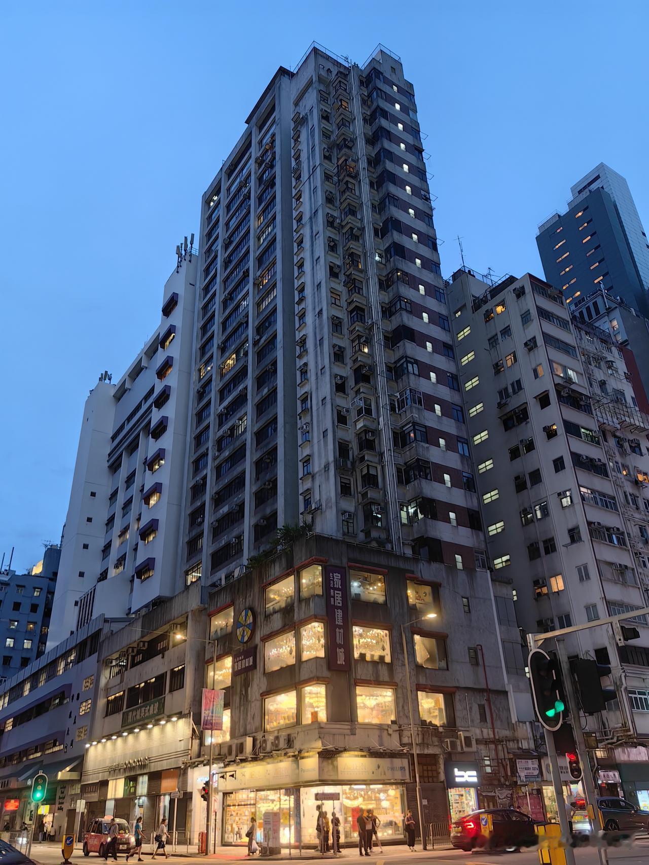 7月9号从上海出发到多伦多，中转香港有7个小时的空档，我们俩就坐机场大巴到香港金