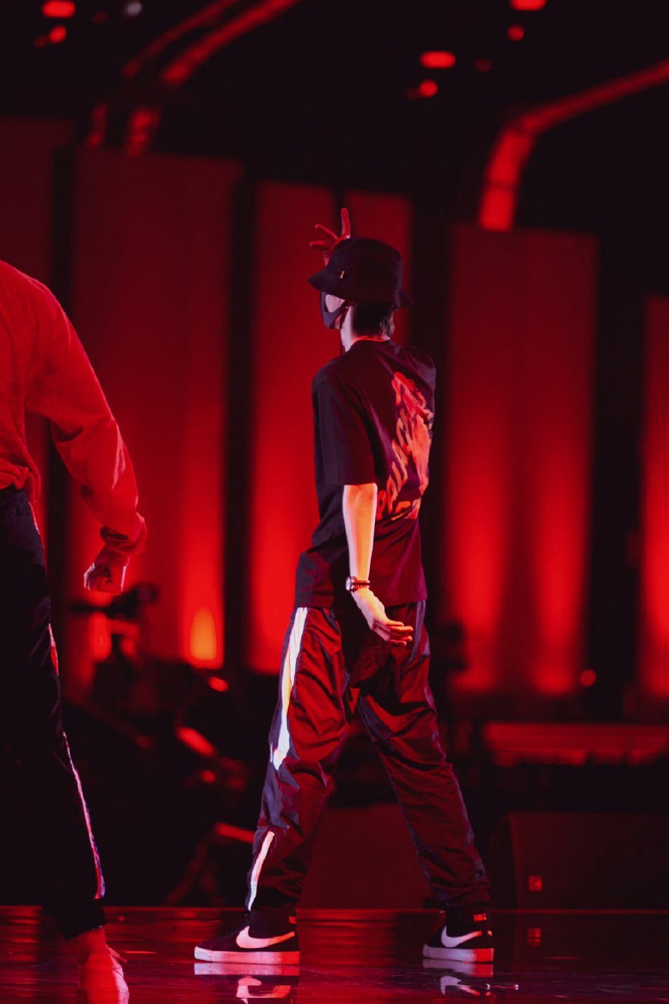 跳出表演本身看《YIBO'S STAGE》，是极致匠心的沉淀。从舞台构思、细节打