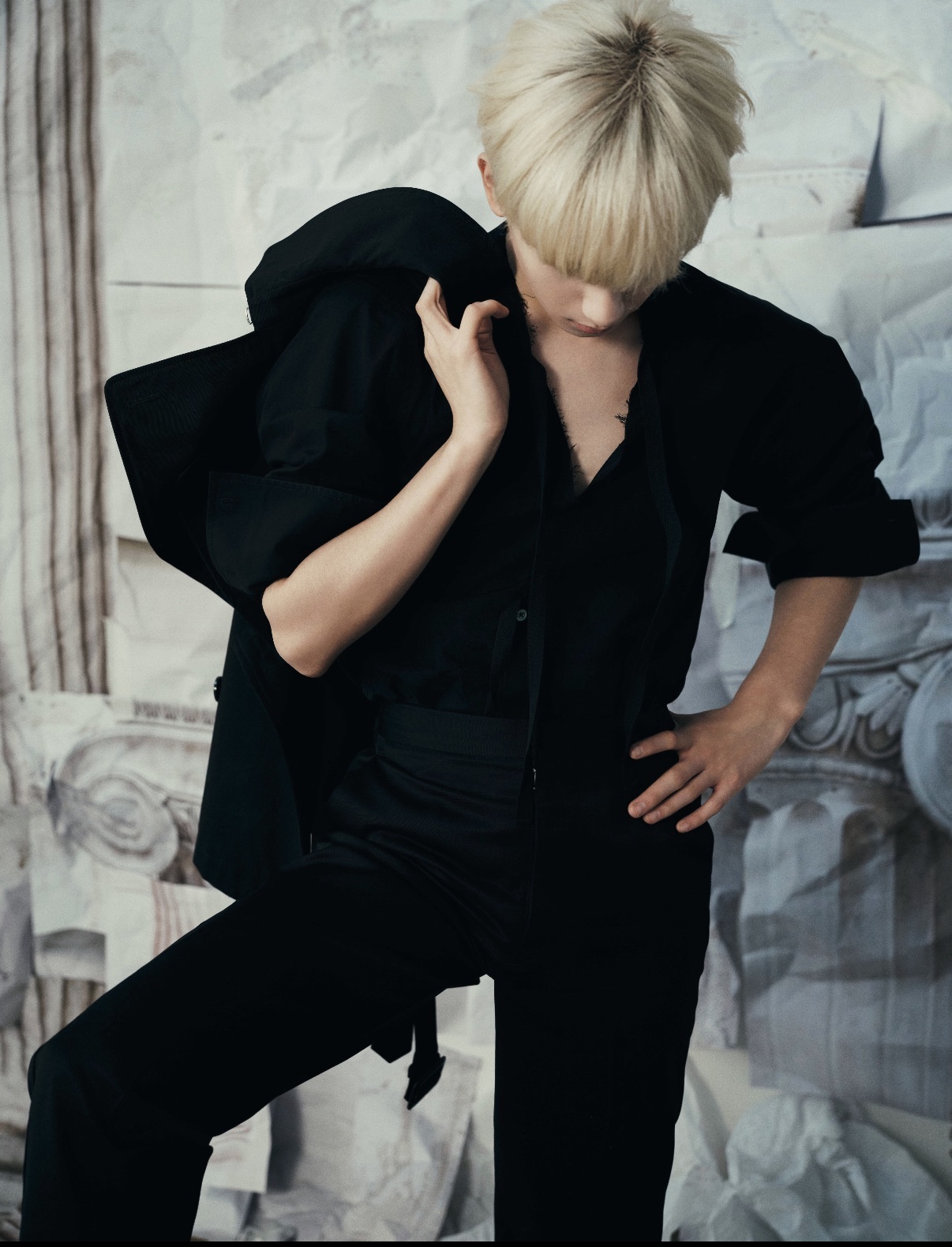 胡先煦金发刚用刷子刷的胡先煦刷子是头发做的 金发的光泽感藏着刷子的功劳，而“头发