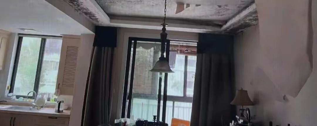 上海，一小区三楼住户水管反水，造成漏水，物业三次通知二楼住户，让其前来处理，结果