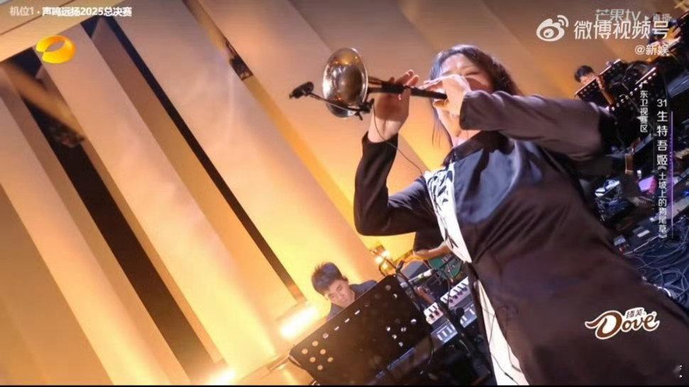   民族元素+唢呐=花花最爱！他笑眼放光，果断投票支持～ 