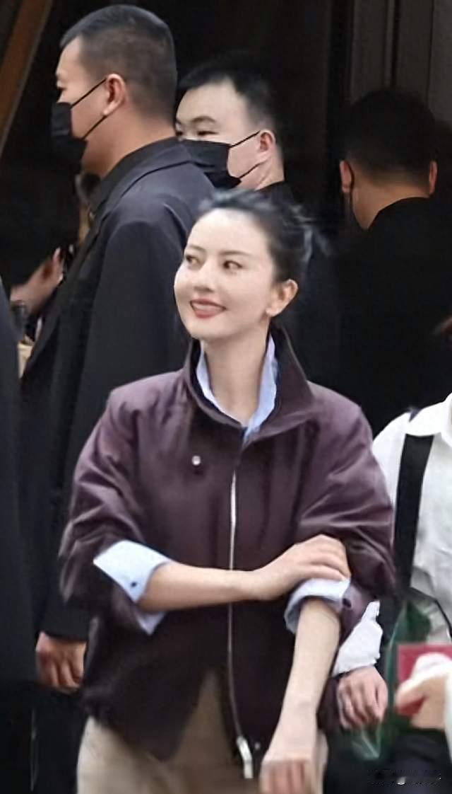 状态绝了！高圆圆线下活动路透，简约早秋穿搭，温柔气质藏不住