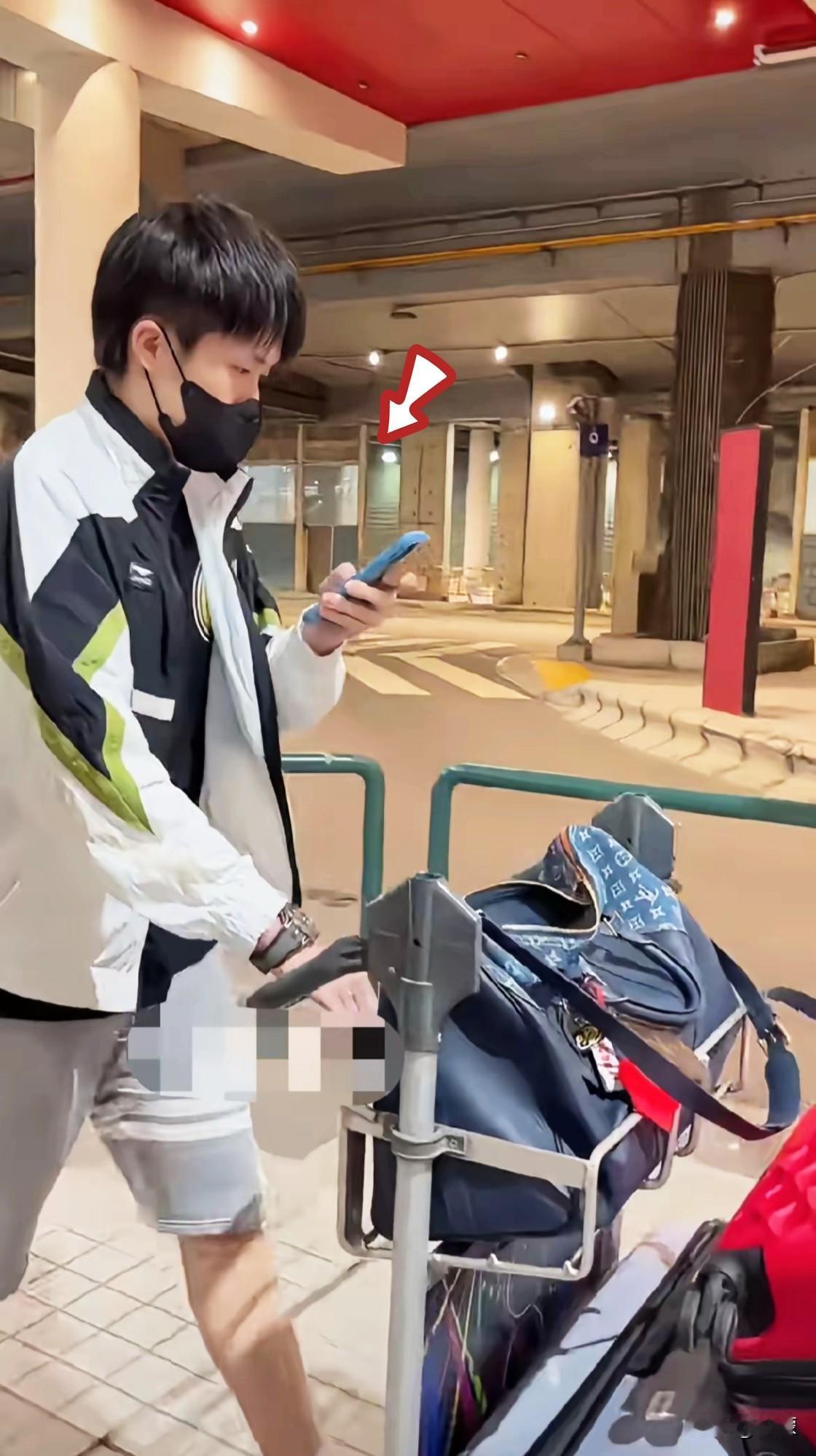 有粉丝在机场撞见正赶路的大头，
小心翼翼凑上前询问：
“你是不是王楚钦？”他头也