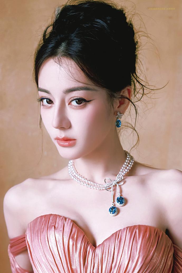 “顶流”被扔在战火边缘：迪丽热巴滞留迪拜三天，刺痛了谁的神经？
 
当迪丽热巴被