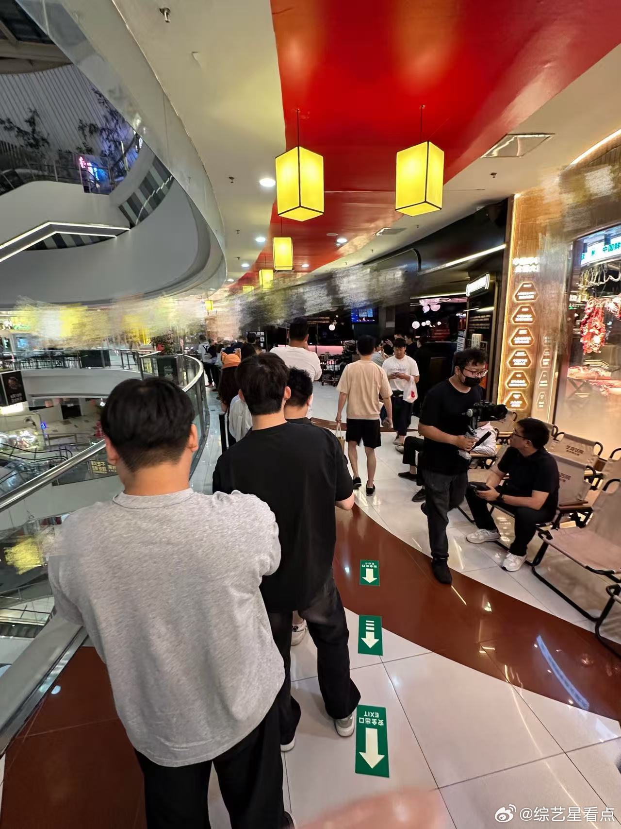 上海人排起队来有多夸张 上海人的早饭时间，已经用来排午饭的队了。 
