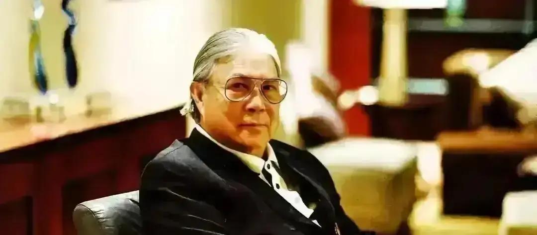 豪门离婚，撕破脸的见多了，霍家偏要反着来。
 
朱玲玲离开霍震霆19年，周三雷打