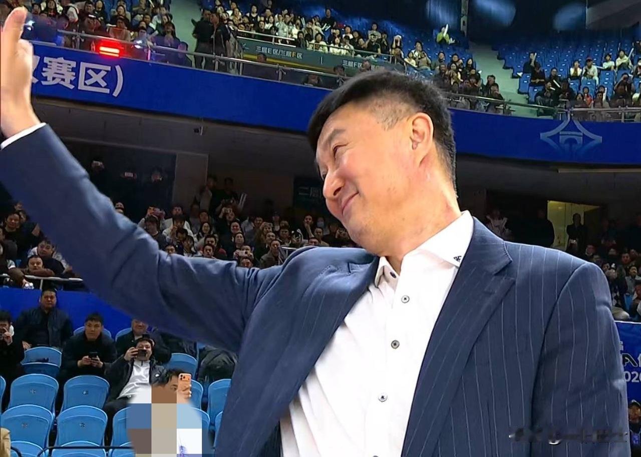 辽宁球迷虚惊一场[捂脸]空欢喜了

广东宏远队超级外援“奶茶”萨姆纳首秀登场，当