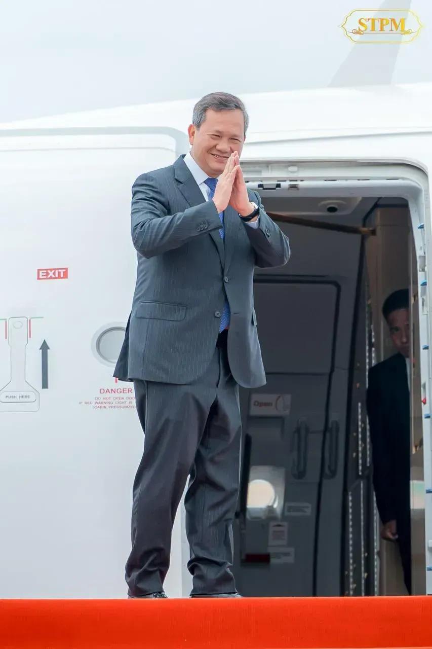 柬埔寨首相洪玛奈已经启程前往马来西亚参加停火谈判，柬埔寨一众高官到机场亲自为洪玛