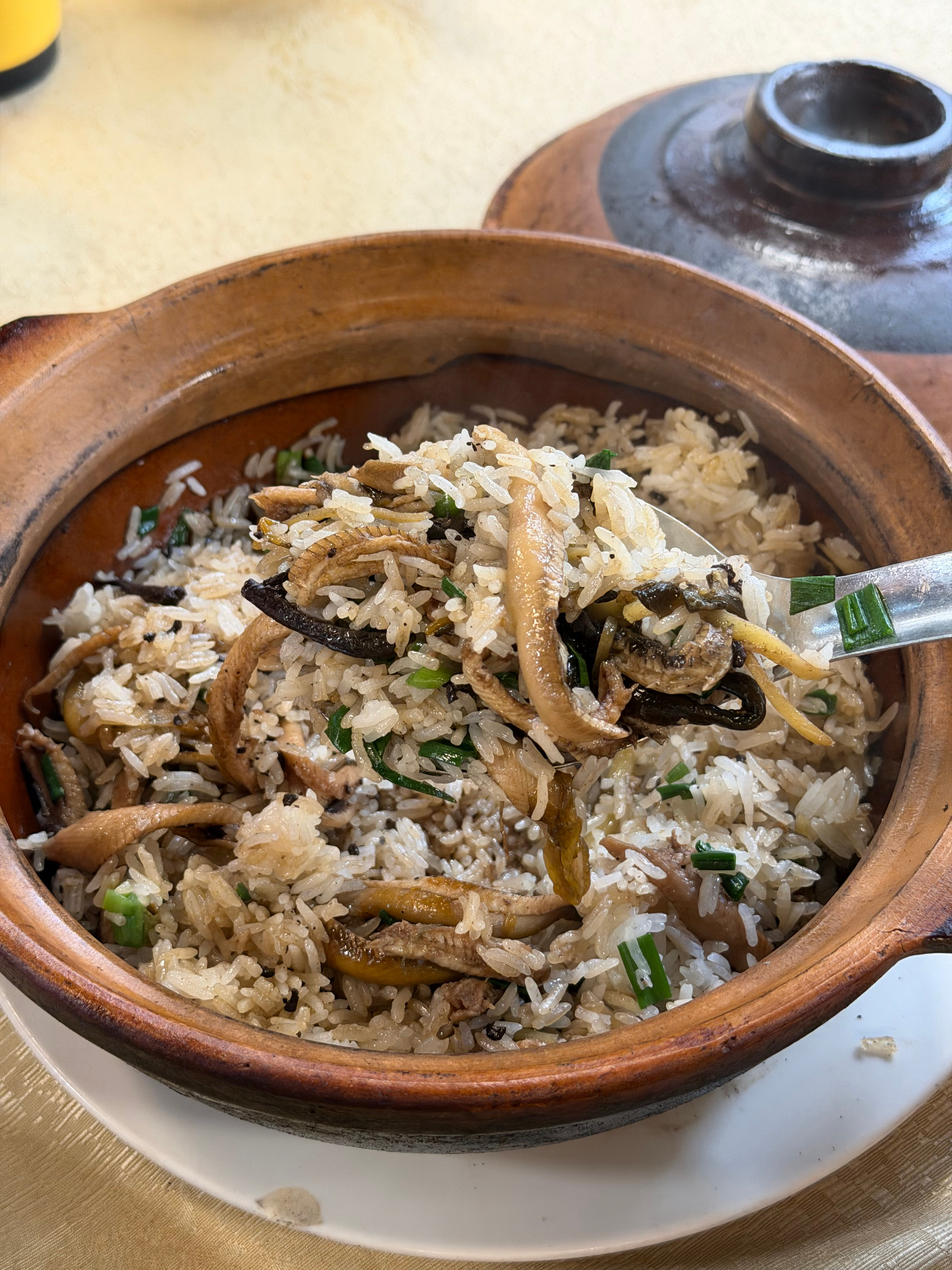 何老师说：中午这顿饭全桌最辣的是姜撞奶拿铁，晚上这顿饭最好喝的是红花油可乐。 