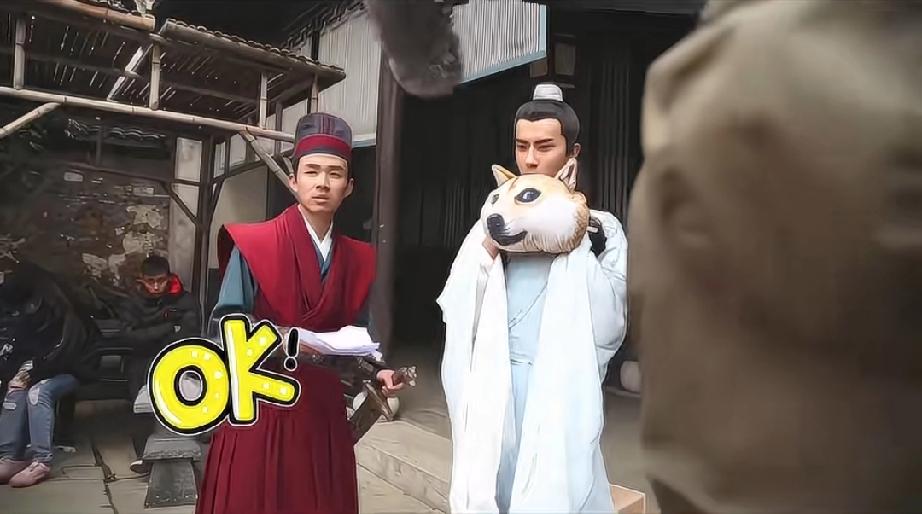 萌萌好喜欢这个柴犬脑袋，抱着不撒手

好可爱的柴犬公仔，萌萌抱着他，开心得脸颊鼓