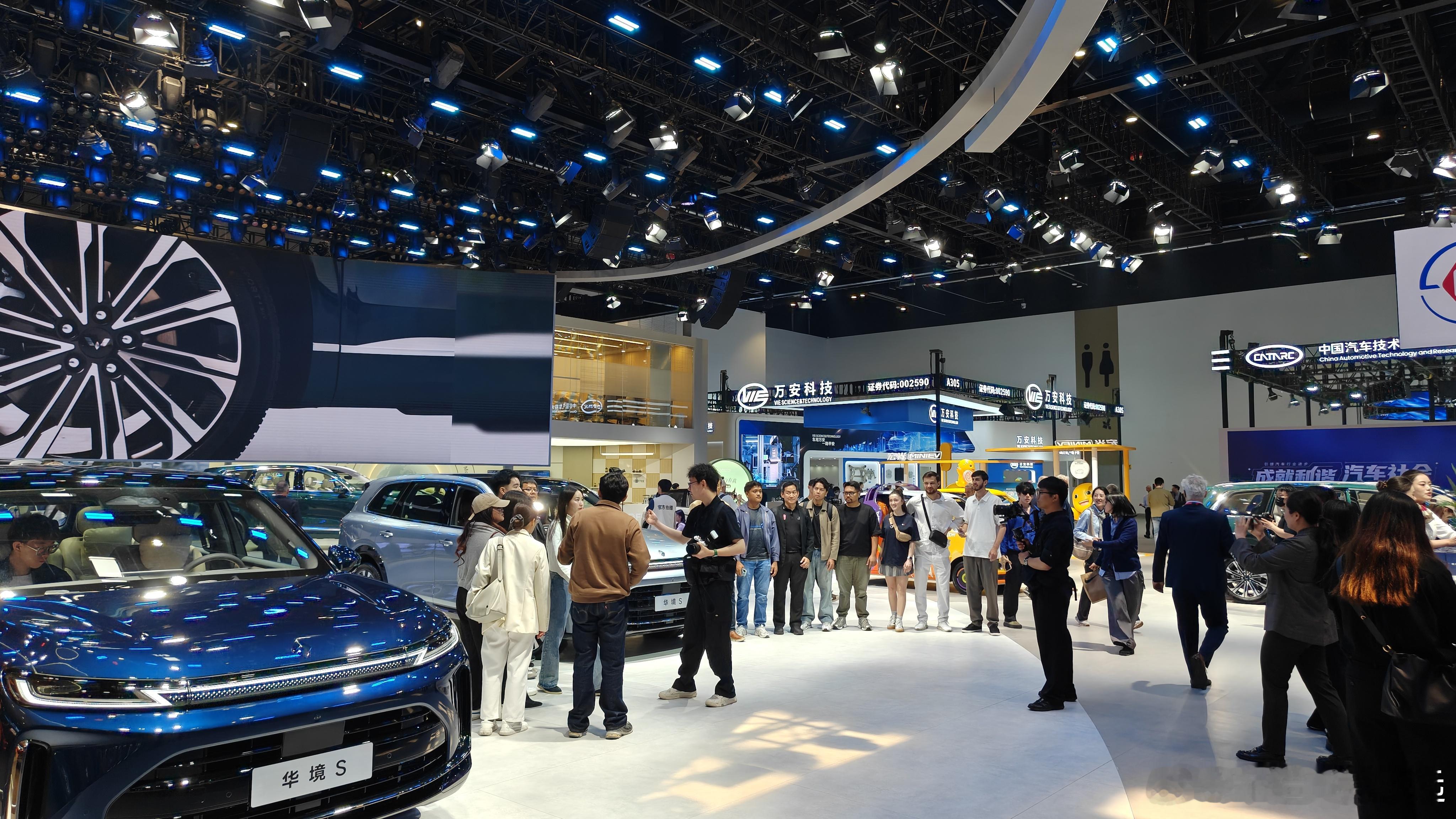 这回北京车展咱们《车造》的改装车在A3馆展示哈!欢迎朋友们来A3馆五菱和埃安展台