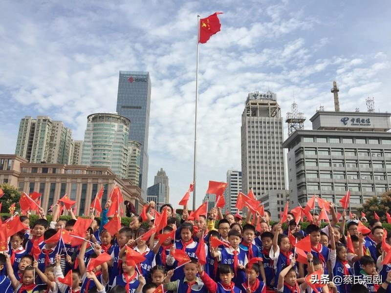 真正让我觉得祖国强大，是目睹美国态度转变的那个瞬间。曾经，美国肆意妄为，想制裁就