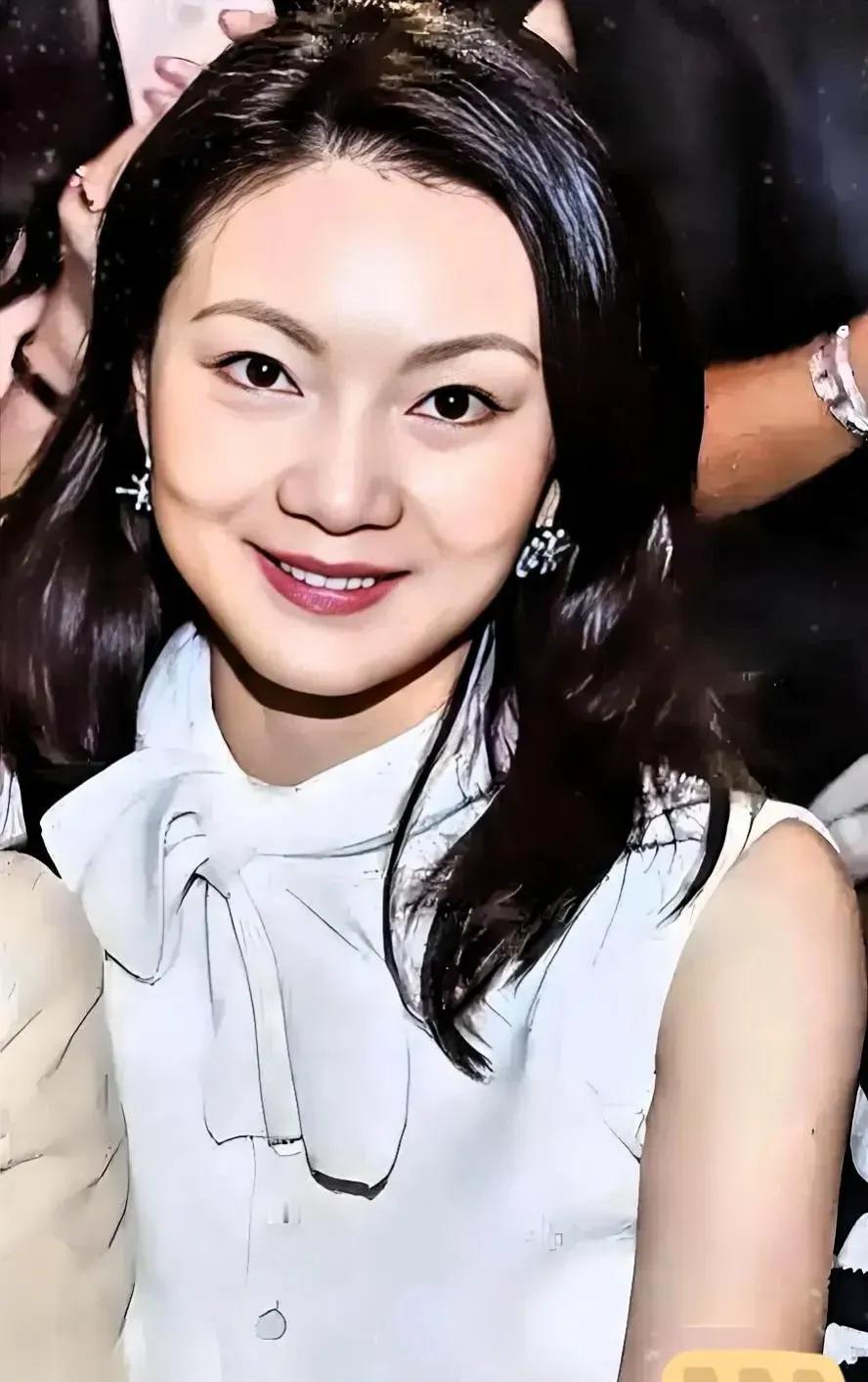 陈婷漂亮吗？按正常推理，肯定漂亮，张导的审美肯定没错。但是，张导娶老婆不是挑演员