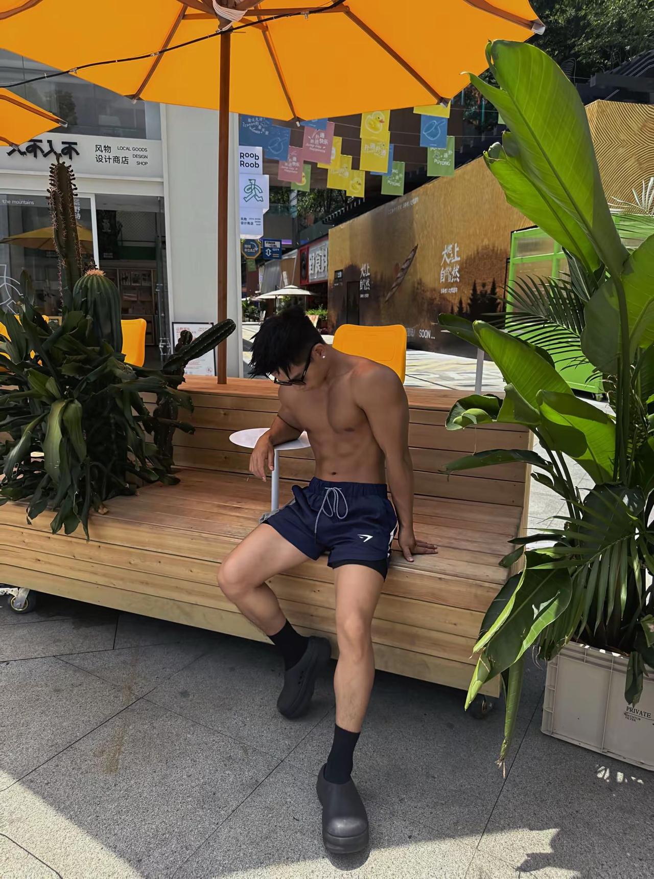 你不要 光站在那里 也不要 站在光里。我需要你光着 站在那里