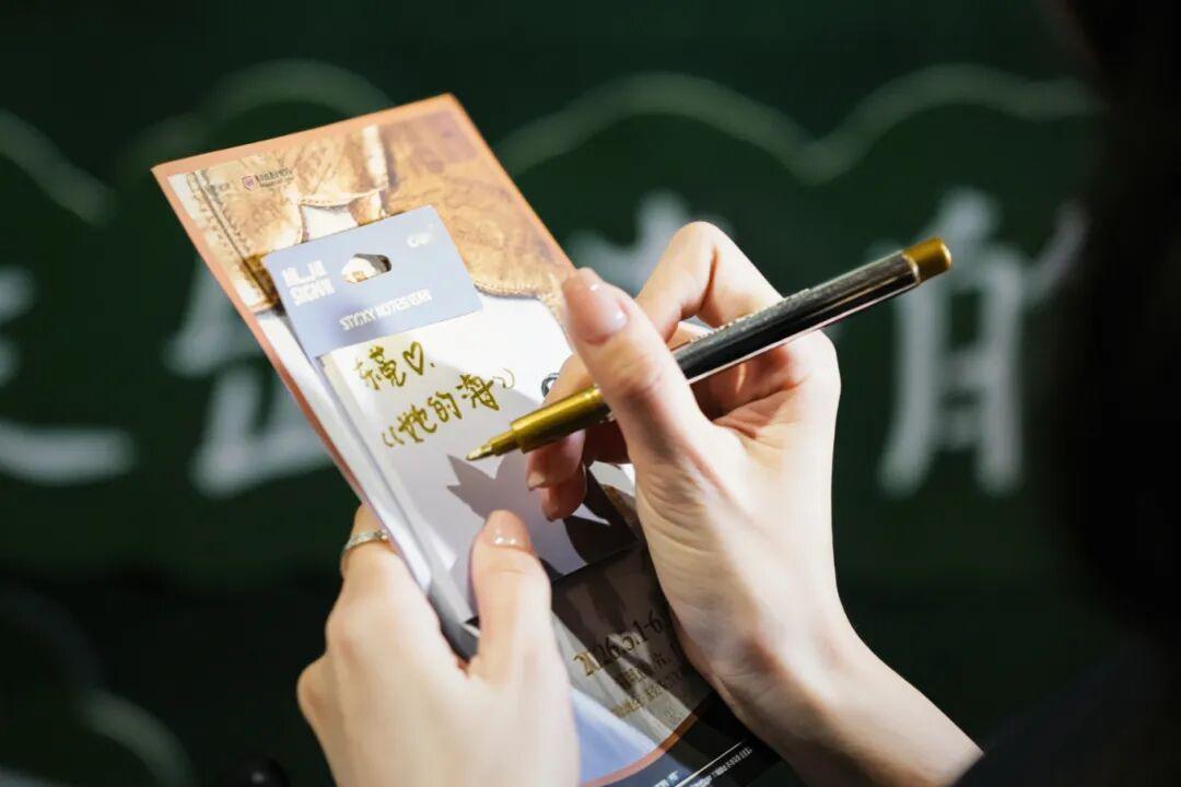 音乐剧她的海.吴宣仪 写字的吴选的手照两张