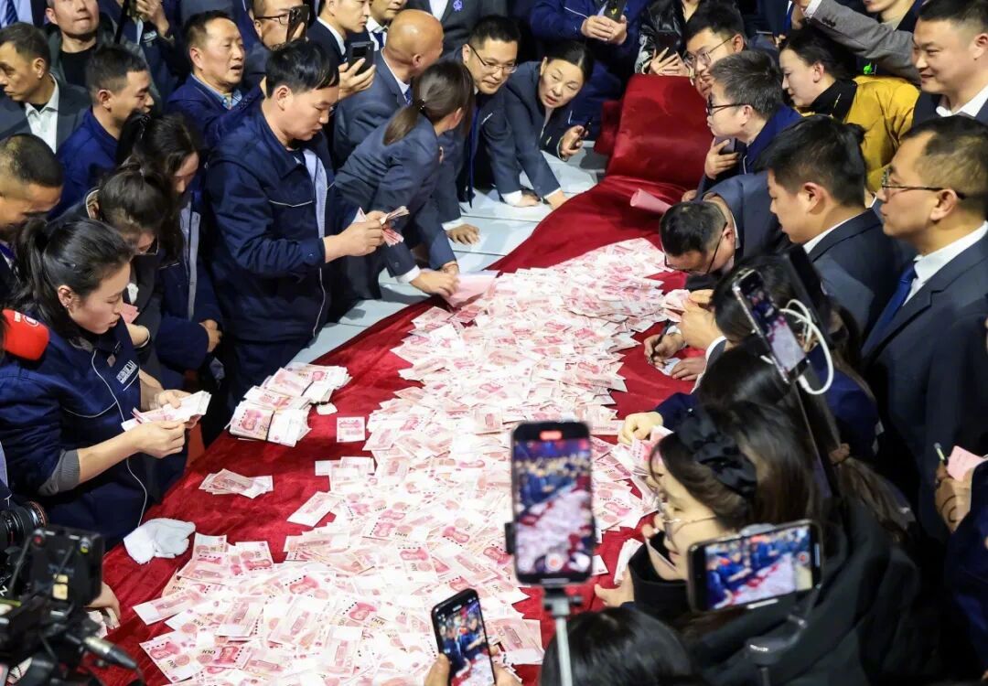 给员工发1.8亿老板称现金不够再加河南矿山1.8亿年终奖再刷新纪录热点解读 河南
