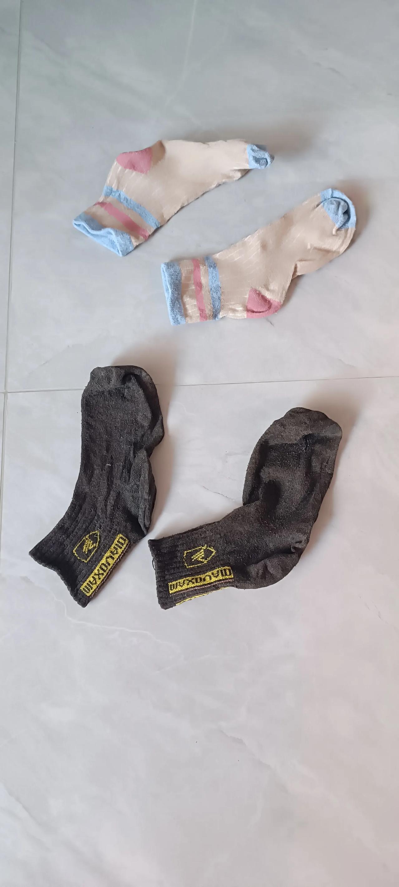 为了验证地暖热不热，我大清早洗了2双袜子，晾在地上，刚才进家门一摸，干干的。看来