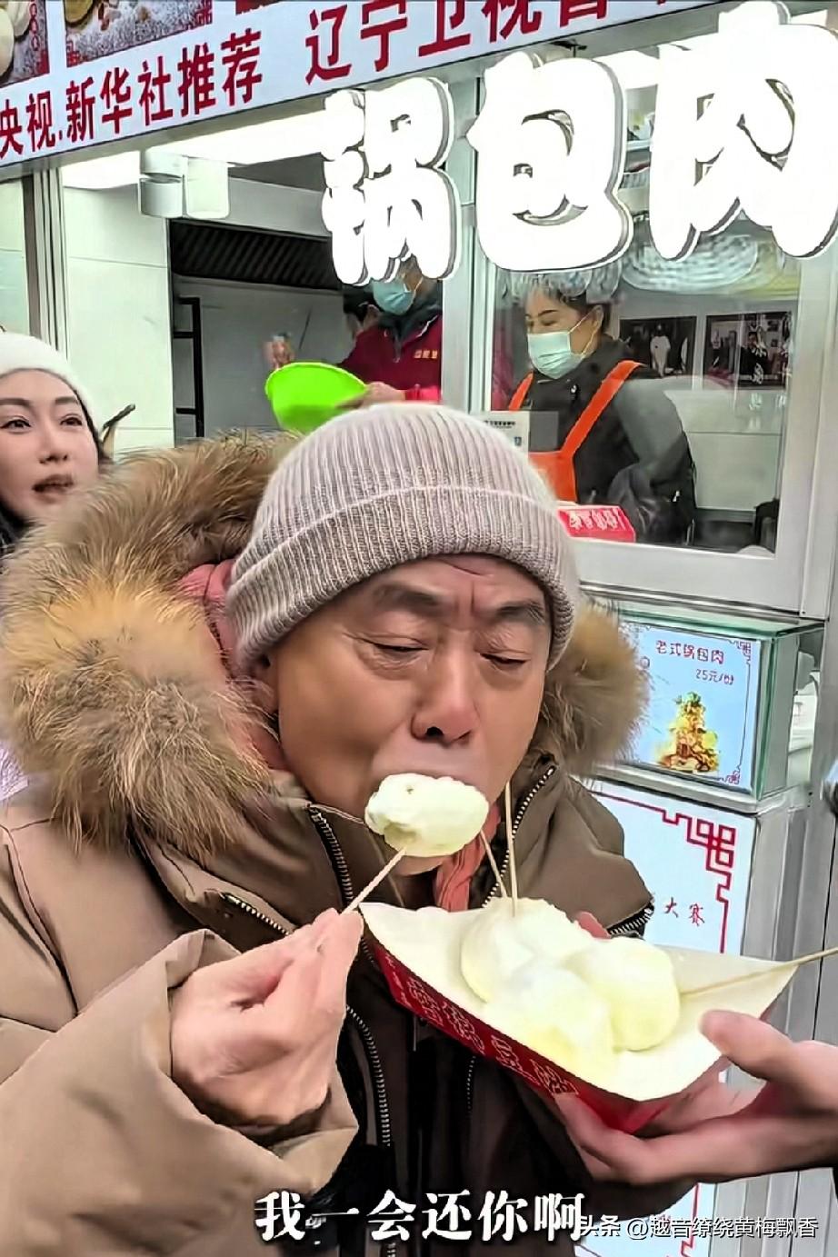 潘长江和女儿潘阳来到“中街”品尝东北小吃，看得出他们父女俩十分受欢迎。走进饭店后