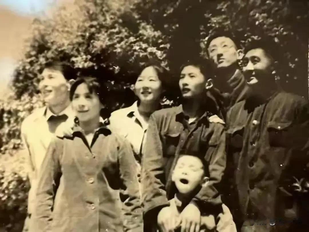 赵丹和他的孩子们，都是亲生的
大女儿 小儿子最像赵丹
