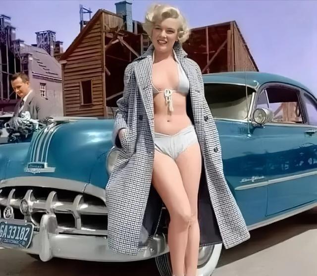 1951年，25岁的玛丽莲·梦露悠然自得地倚靠在一辆豪华轿车旁。身着性感比基尼，