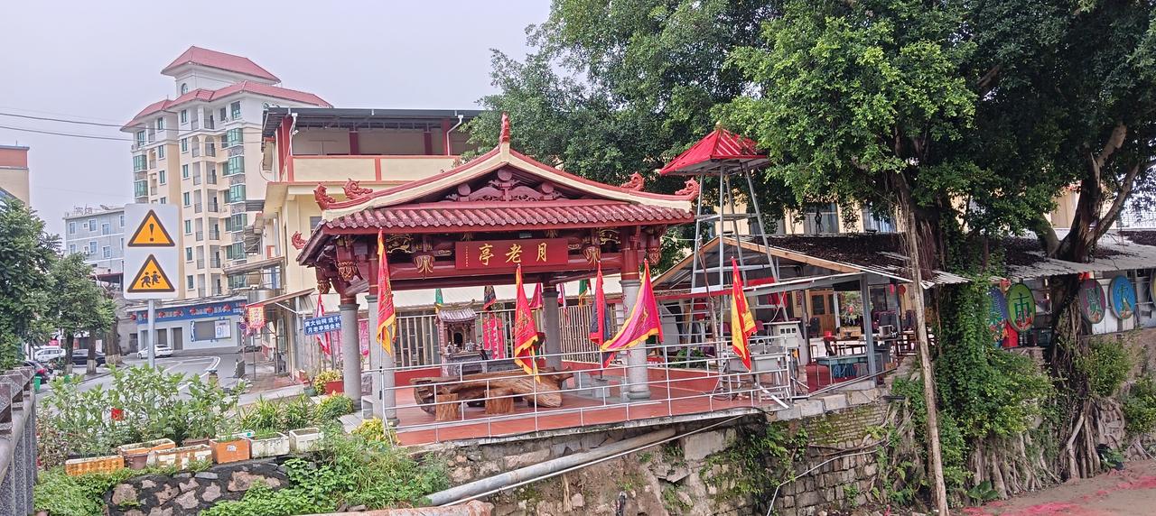 漳州市长泰区林墩——圩头桥最近建了座《月老亭》，根据当地老百姓说辞，是给游客提供