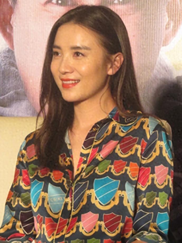 宋佳情史太劲爆：插足名导婚姻后转身嫁小7岁鲜肉导演
娱乐圈里的事儿，总是那么吸引