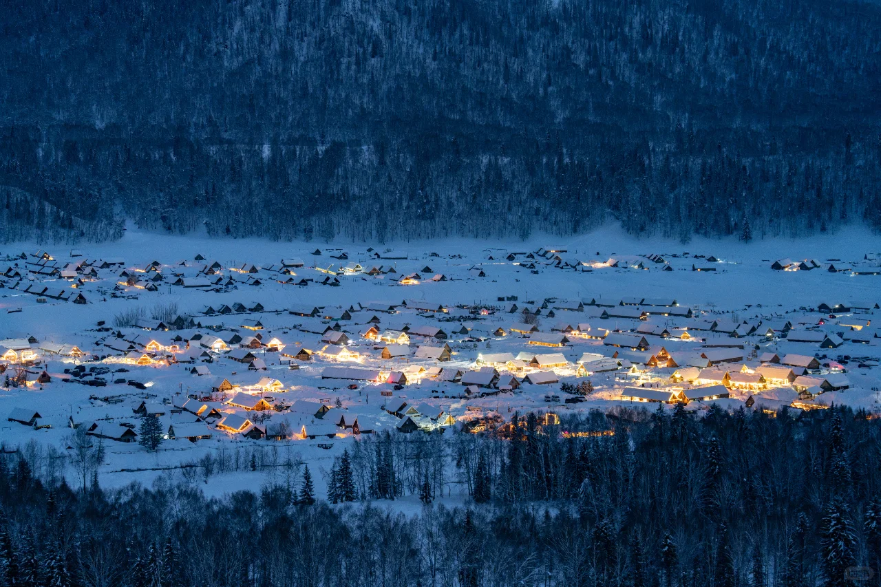 坠美的阿勒泰冰封童话世界，12月玩雪进行时